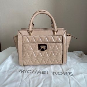 NWT Michael Kors Vivianne Quilted Soft Leather Messenger Purse in Oyster